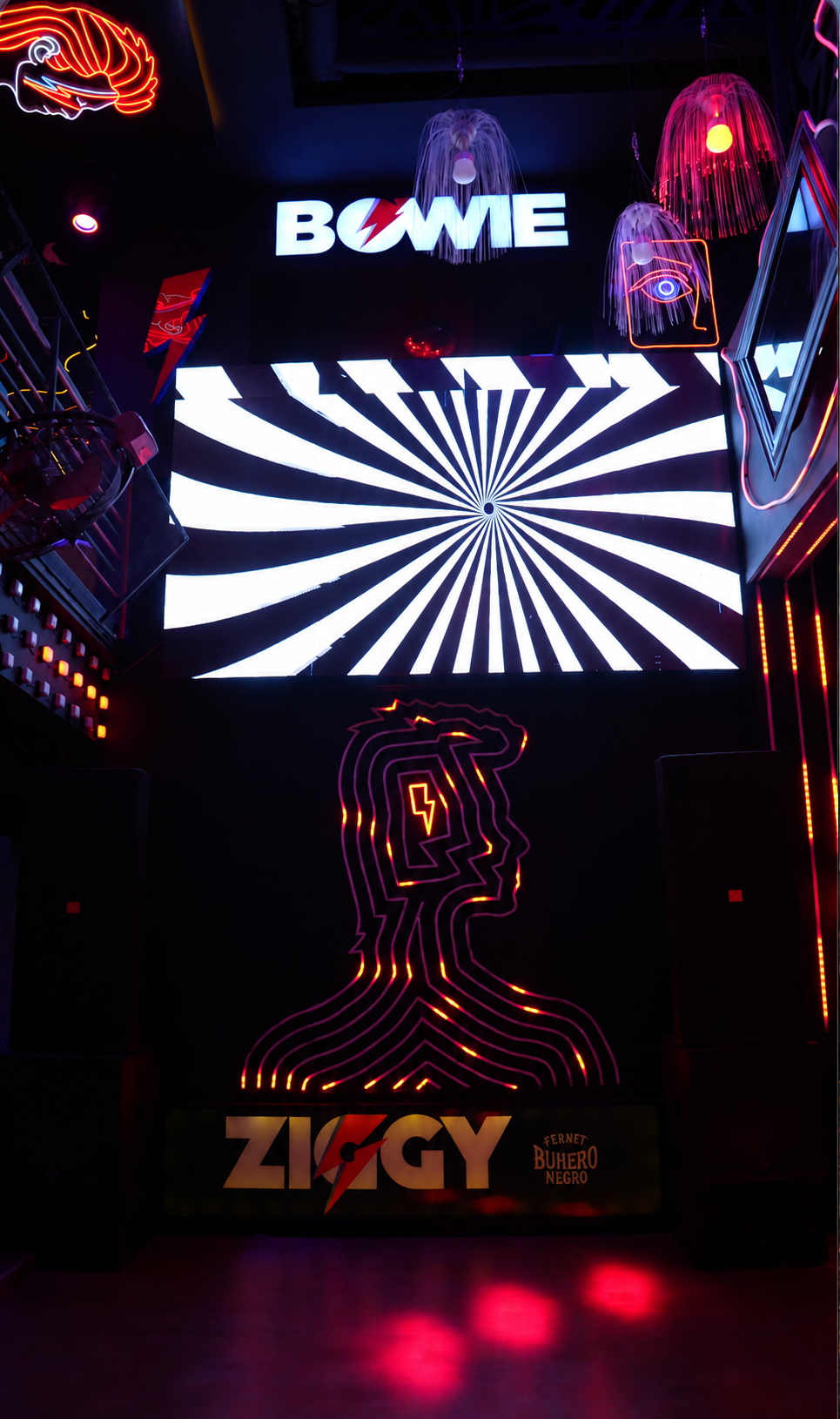 Escenario de Bowie con pantalla y retrato iluminado