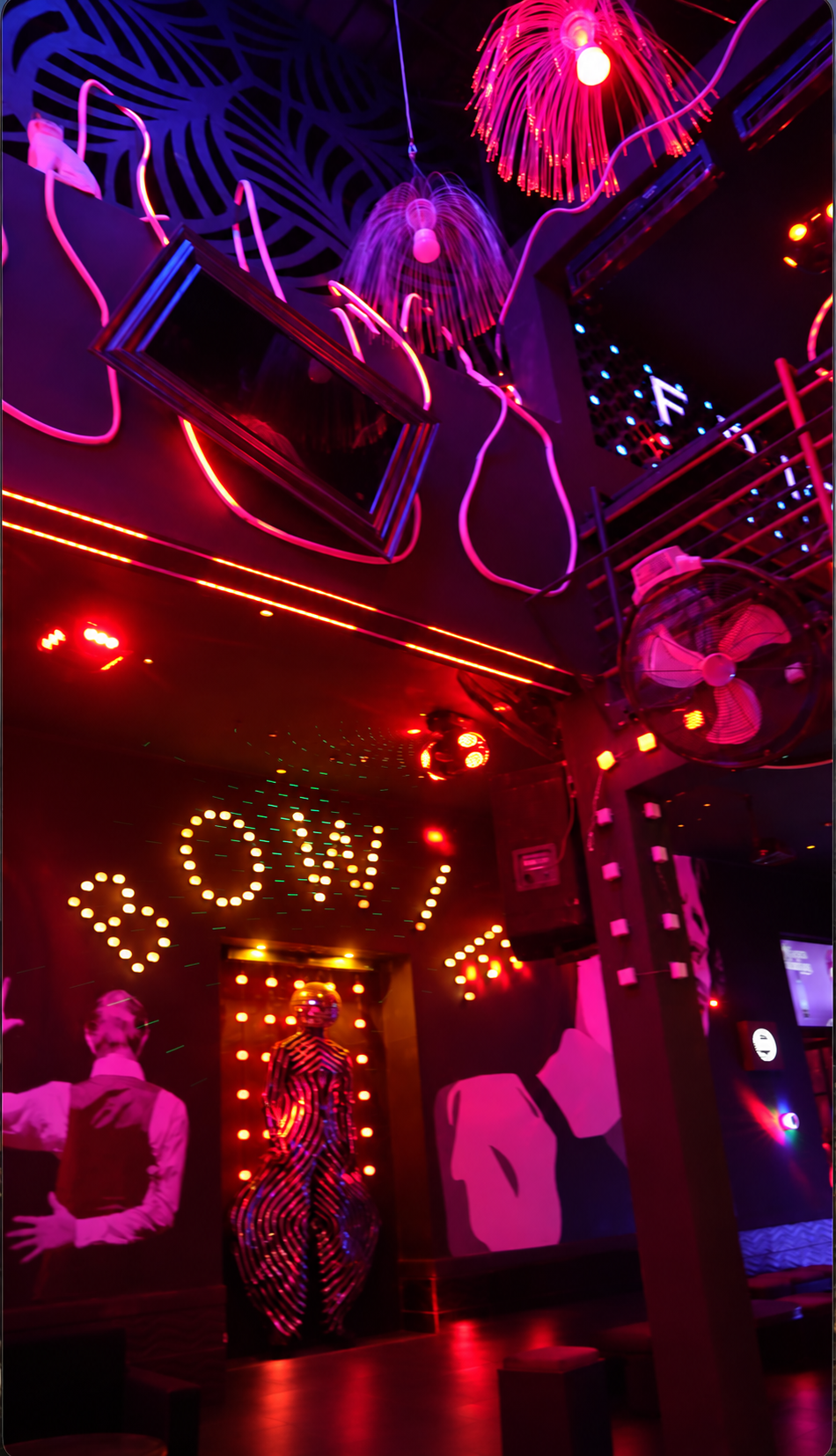 Decoración teatral de Bowie con espejos y lámparas