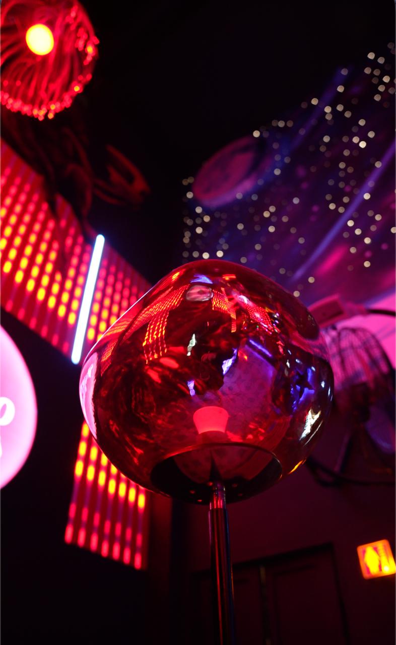 Detalle de una esfera de cristal iluminada en rojo